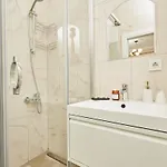 Stunning 3br 3bathroom 3ac Near Metro D2 아파트 이스탄불